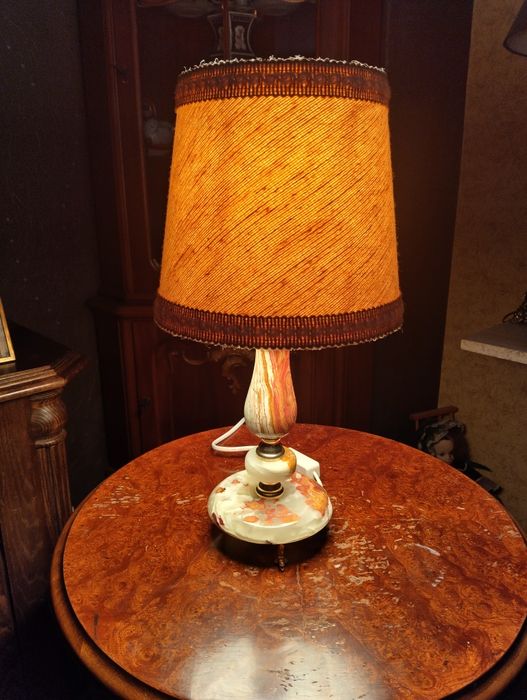 Настолна лампа оникс