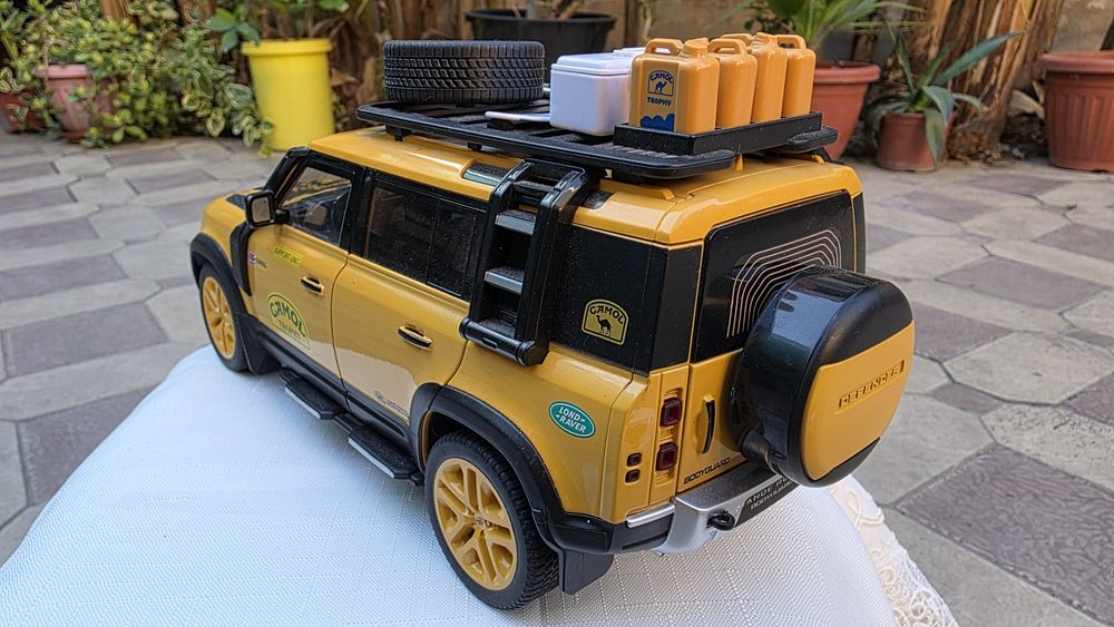 металлическая модель Land Rover Defender в масштабе 1:18