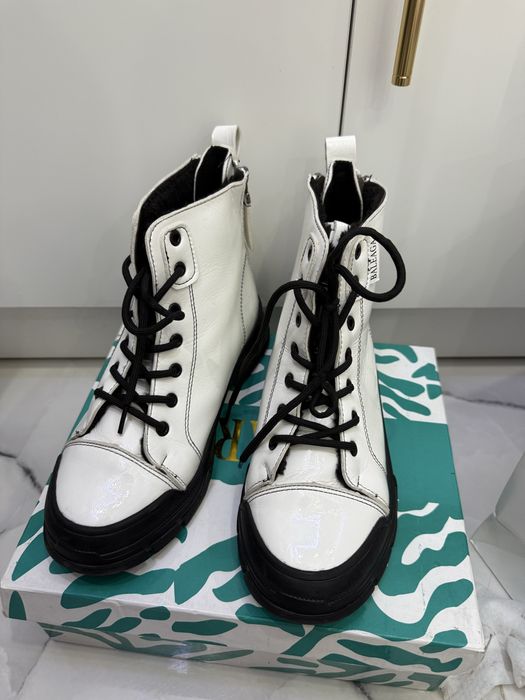 Продаю зимние белые сапоги