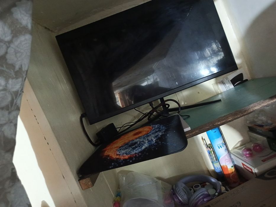 Монитор, игровые без проводные наушники, клавиатура с подсветкой