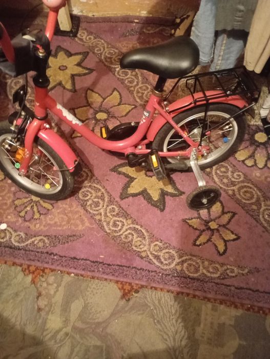 Bicicleta de fetițe noua aproape  nu e folosita nu asigur transport