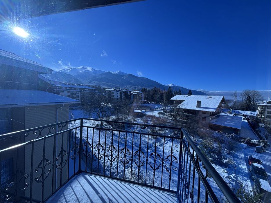 Просторен тристаен на метри от лифта