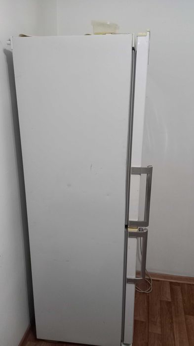 Продается двухкамерный холодильник Lg