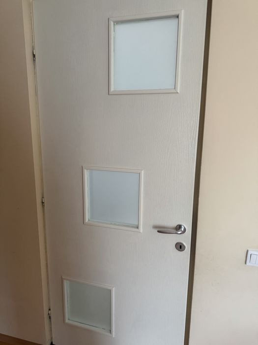 Vand usi lemn albe, 4 bucati disponibile , in stare ff buna