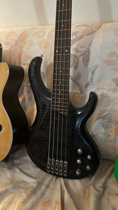 Разпродавам колекция от бас китари