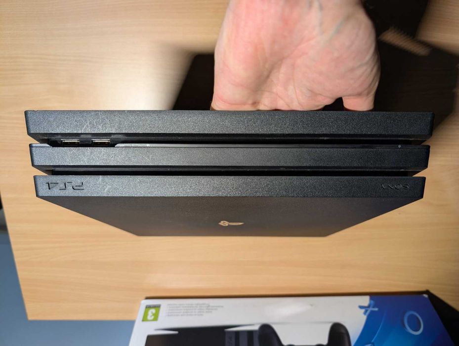 Playstation 4 Pro - 1 TB (черна) + аксесоари