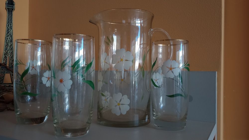 Стъклена кана и чаши