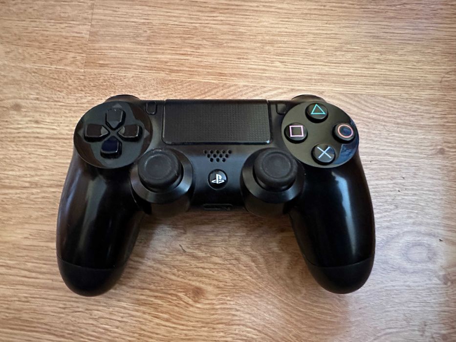 PlayStation 4 PRO 1TB, джойстик, оригинална опаковка и 8 игри