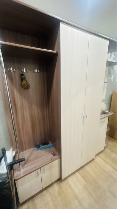 Шкаф в прихожую в хорошем состоянии