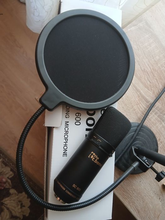 Vând microfon de studio nou