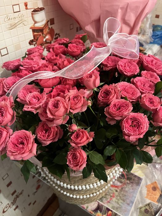 Корзинадағы әдемі гүлдер, сыйлыққа дайын