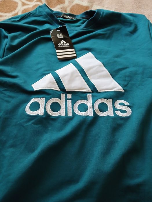 Compleu Adidas pt barbati mărimea L..Nou cu eticheta
