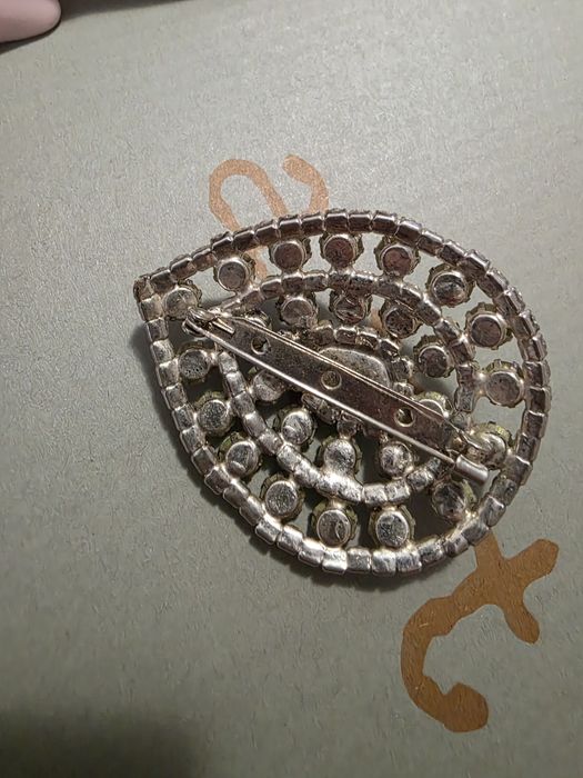 Brosa in stare perfecta cu cristale