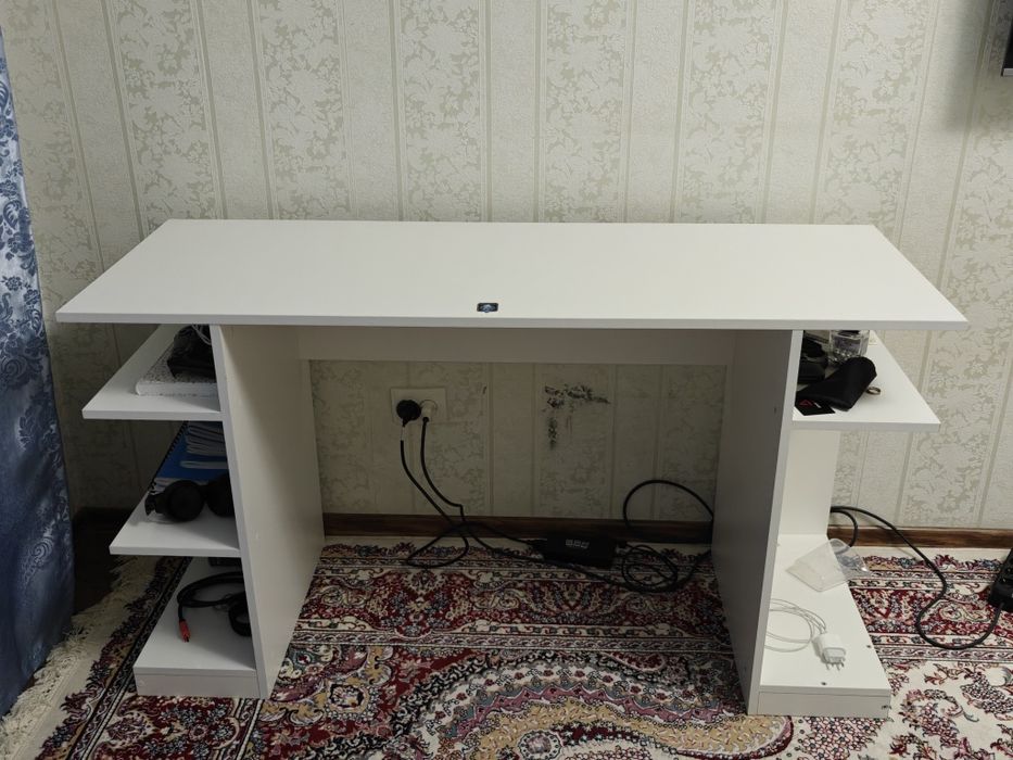 Компьютерный стол и кресло