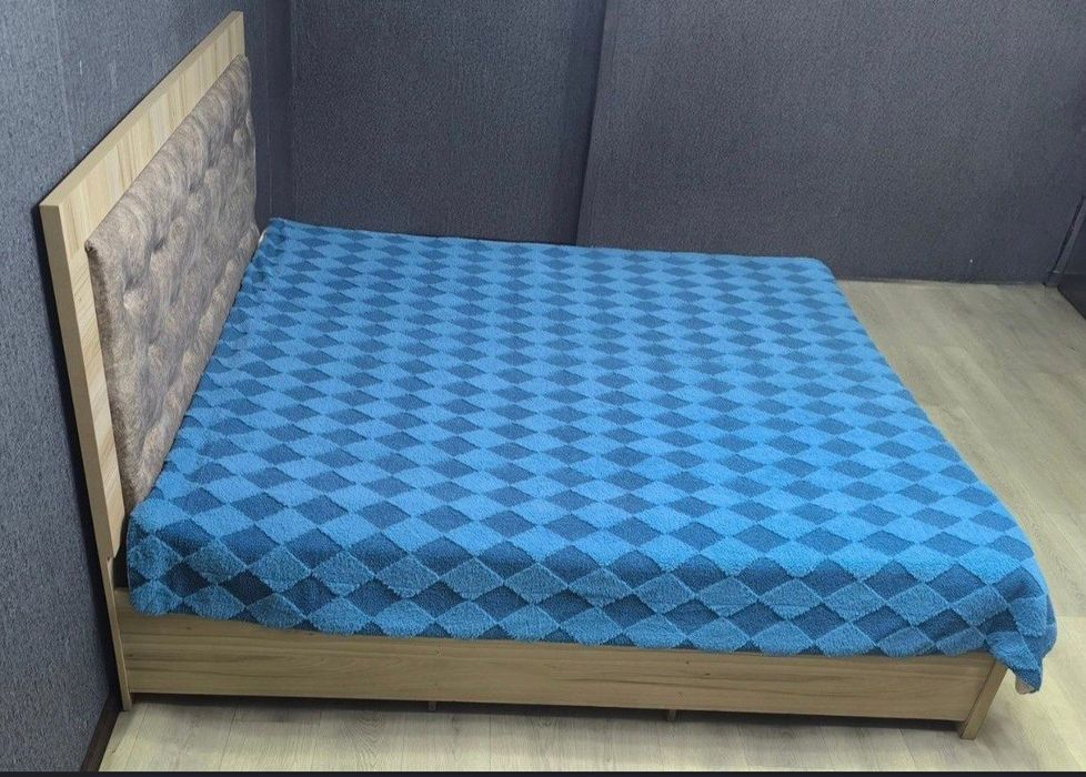 Кровать размерами 180*200.