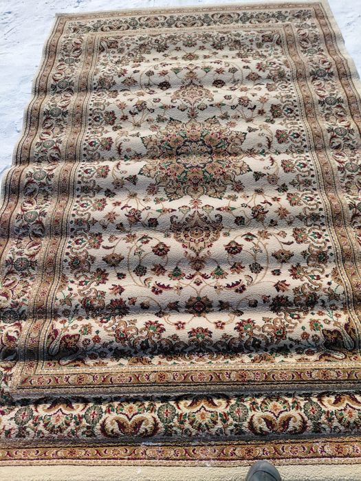 Ковры разные ,стульчики шт 5