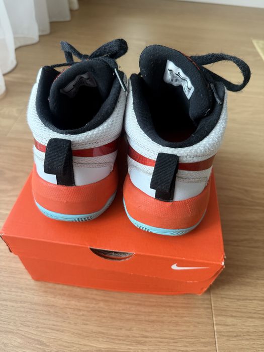 Nike Team Hustle nr. 37,5