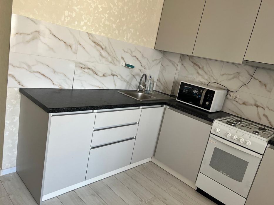 Продам кухонный гарнитур и шкаф купе.