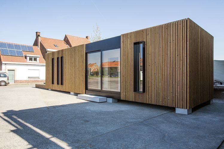 Container modular imbracat in riflaje de lemn pentru un model deosebit