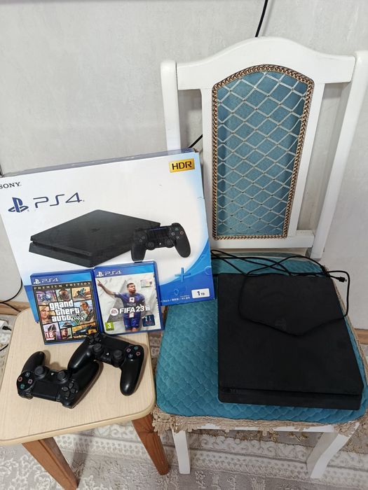 Продам Playstation 4 Slim 1TB в хорошем состоянии.