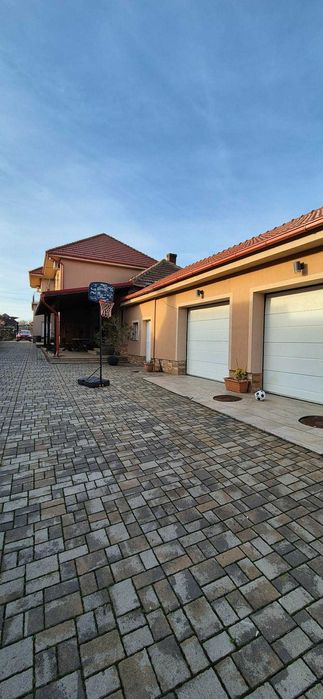 Casă spațioasă cu 6 camere, 3 garaje, livadă și grădină – Buduslău