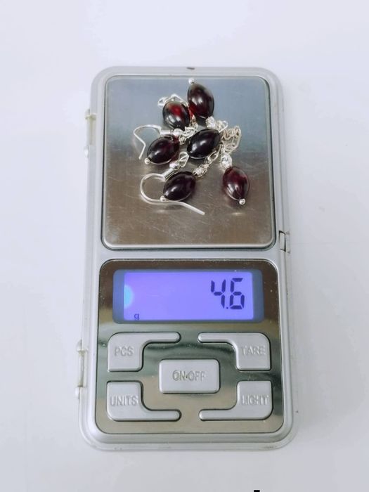 Vechi cercei lungi argint 925, cu picaturi de chihlimbar presat de culoare rosu cherry, stil maslina