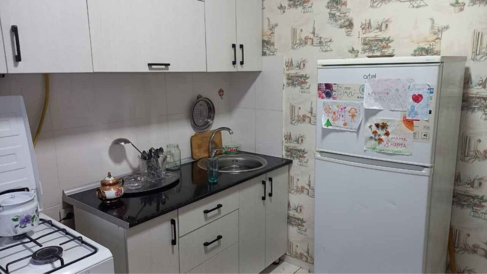 1 комнатная в 10 микрорайоне с мебелью и техникой (ковры есть)