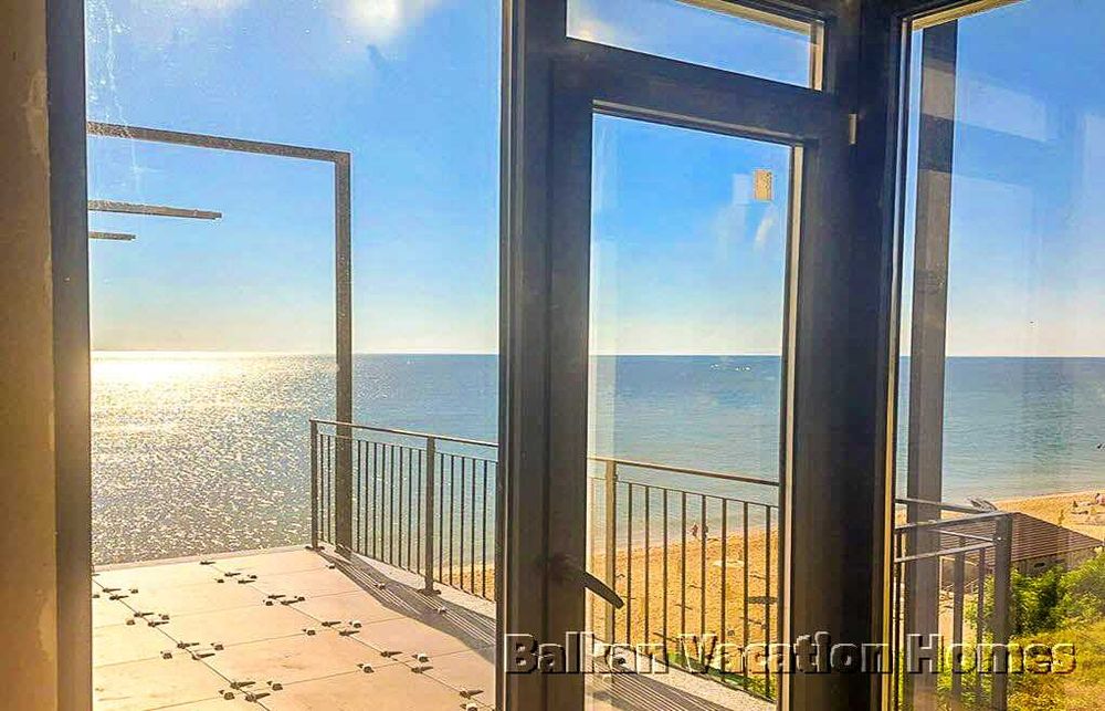 Spacious three-room luxurious apartment on the beach in Obzor