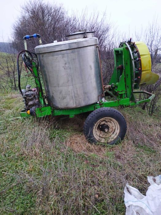 Продавам 2 бр.прикачна пръскачка