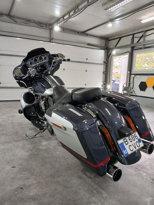 Motocicleta Harley Davidson Street Glide CVO 117