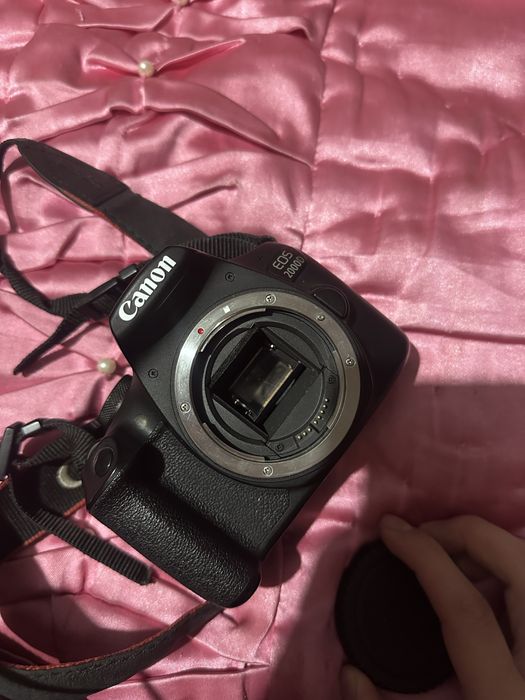 Фотопарат Canon 2000D