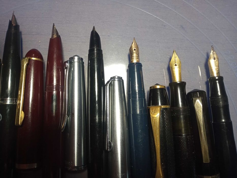 Stilouri ( 10 ) diferite modele. Negreni • OLX.ro