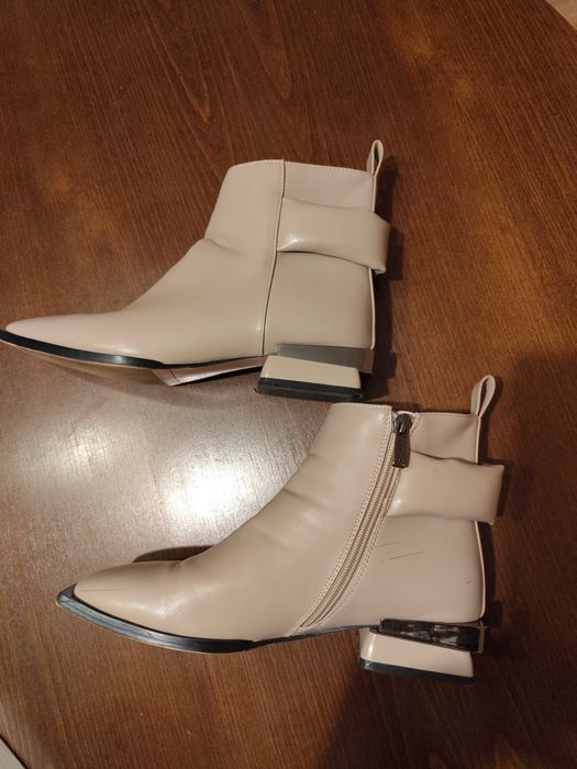 Елегантни дамски боти