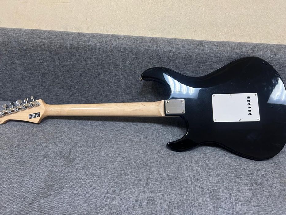 продам электрогитрау yamaha