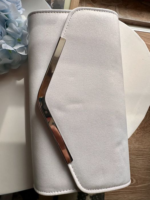 Булчинска рокля с перли , чисто нова- бял цвят. Отговаря на размер М.