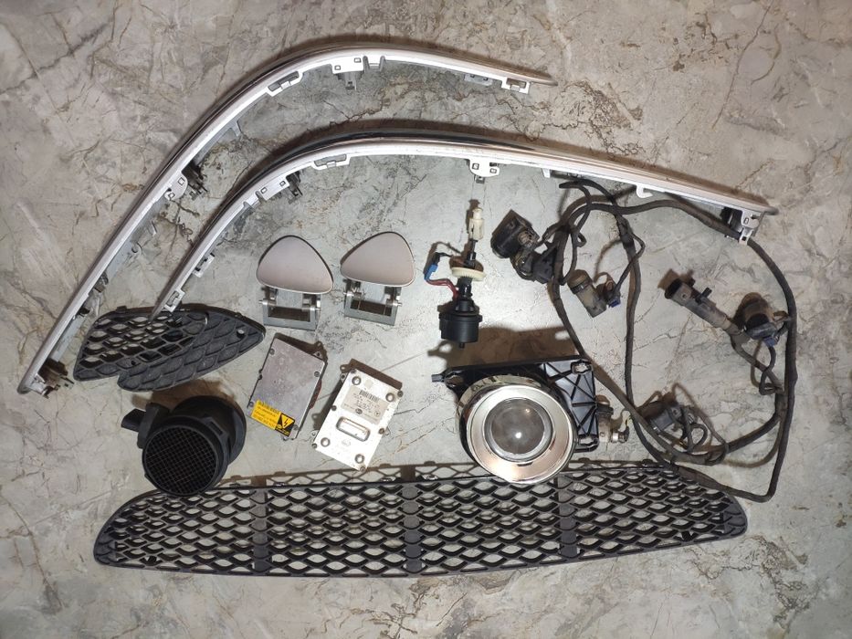 Фара и детали от бампера.