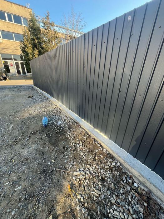 Garduri si porti din sipca metalica, panouri stil jaluzele, tabla cutata, plasa bordurata, fier forjat, BCA si beton si alte modele disponibile