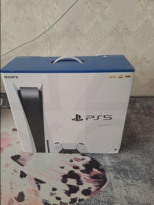 Продам PS5 новая почти