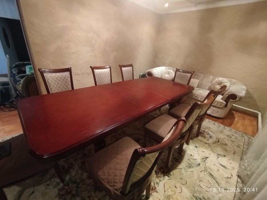 Продаю комплект стол,стулья,диван.
