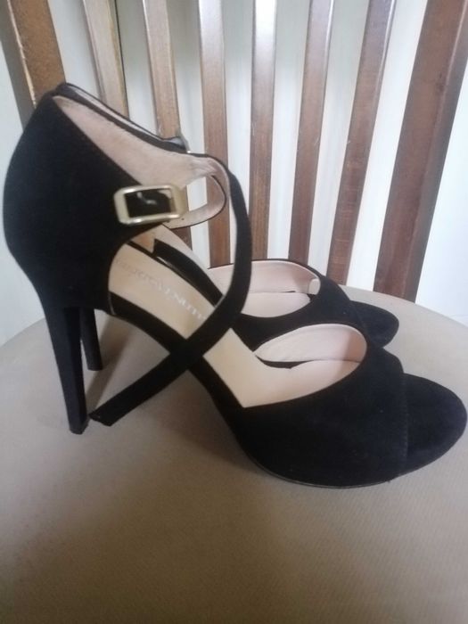 Нови дамски сандали от естествен велур с марка "Roberto Venuti"