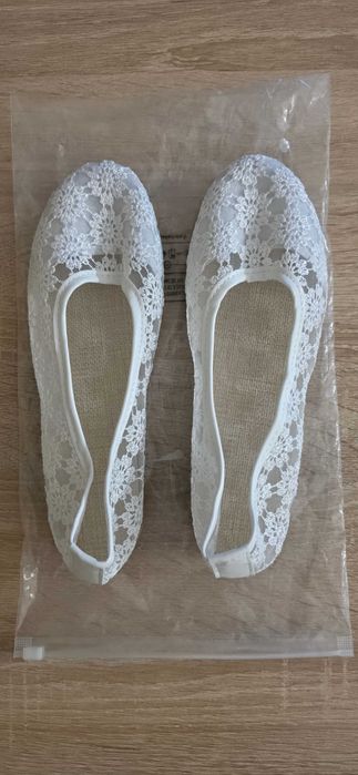 Дамски пантофки - бели