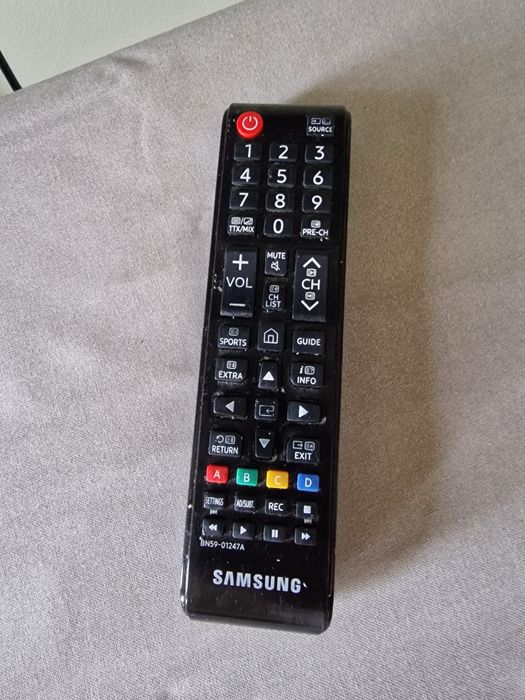 Телевизорът SAMSUNG със стойка 32 инча