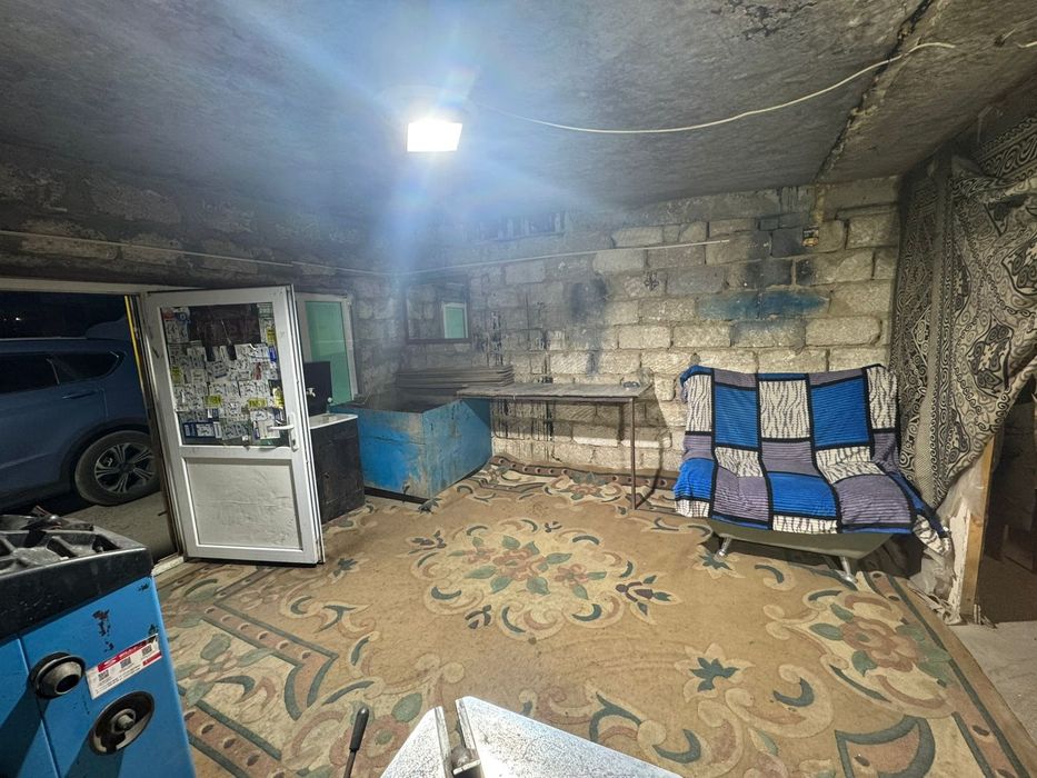 Гараж авангард около моста