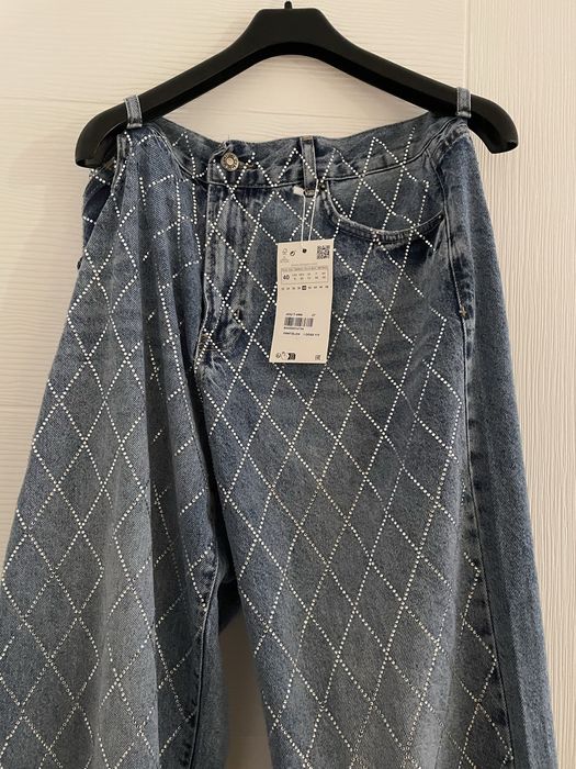 Blugi cu aplicatii stralucitoare