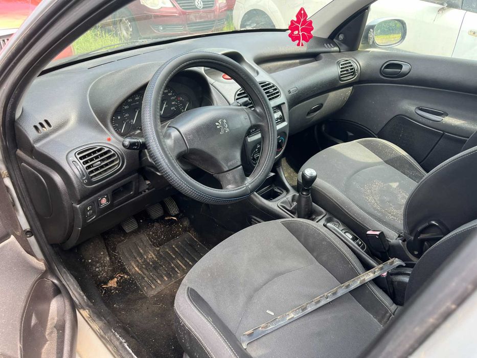 Dezmembrez Peugeot 206 gri argintiu 1,4 benzina 2006