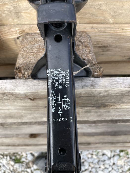 Toyota Avensis Патерица Резервна Гума и крик