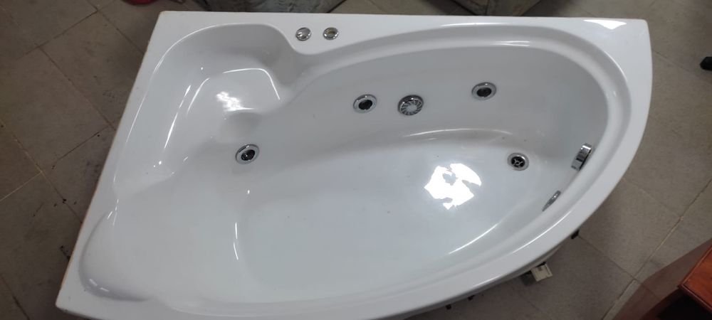 Cada baie cu hidromasaj asimetrica pe colt