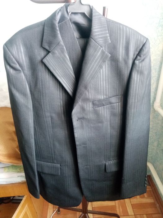 Мужские костюмы.