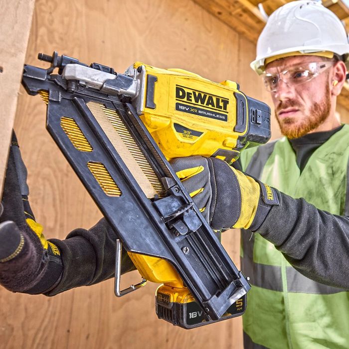 Акумулаторен такер за дърво DeWALT DCN930P2, 18V