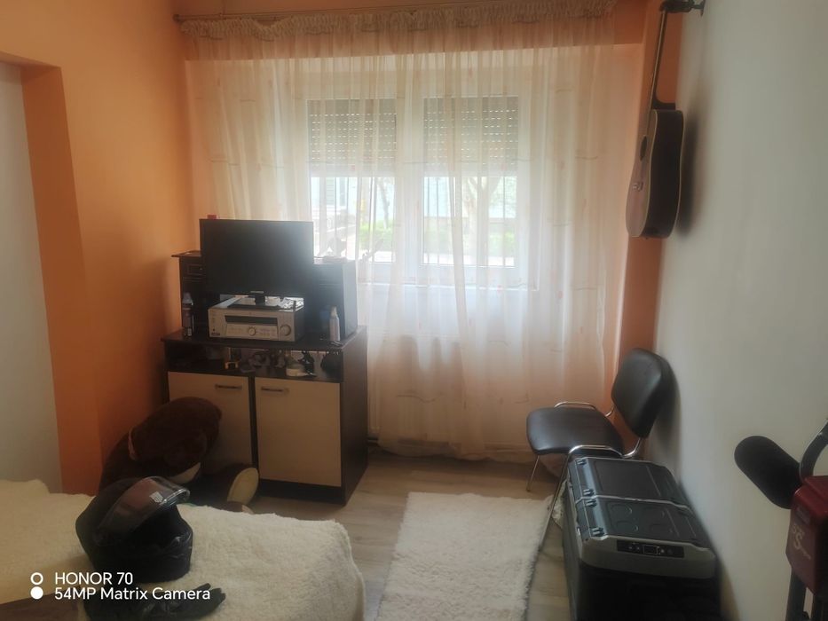 Apartament cu 3 camere decomandate de vânzare – parter zona Nord, strada Calugareni